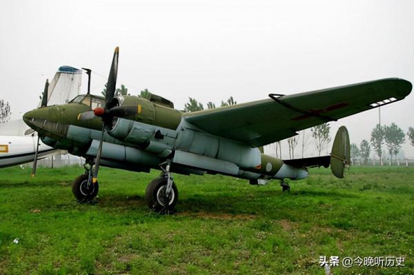 我軍轟炸機發現地面叛匪有人穿紅衣,上報後指揮部回覆:這是匪首 我軍轟炸機發現地面叛匪有人穿紅衣,上報後指揮部回覆:這是匪首