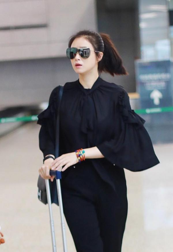 蔣欣戴著墨鏡真有個性，但墨鏡下的眼睛太俗氣，一身薄紗真清涼