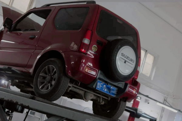 怪獸修車：翻新一輛二手的鈴木-吉姆尼，精心施工，再現完美