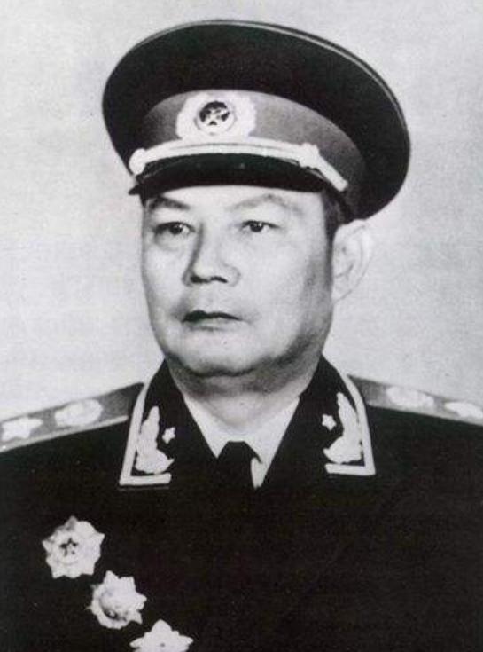 劉帥和林帥缺席授銜，中央派誰去進行補授工作？此人後來成正國級