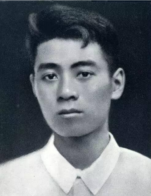 周恩來年輕時非常帥氣，為何他卻從28歲開始，留起了難看的大鬍子