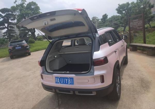 實拍吉利ICON粉色版，定位小型SUV，配三缸+48V輕混實力如何？
