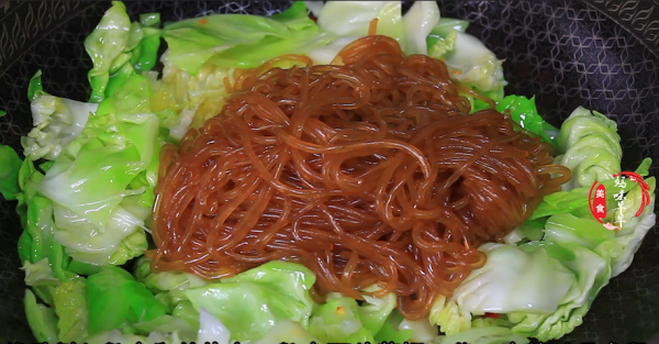 包菜炒粉條直接下鍋是錯的，教你小竅門，粉條不坨，入味又勁道