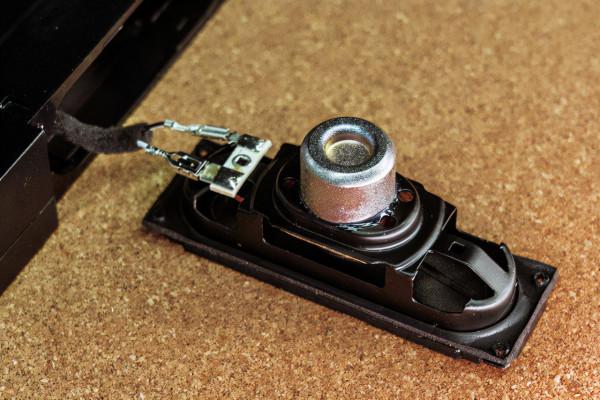 揭秘極致音畫小心機，高階軟屏＋音腔倒相管，榮耀智慧屏太細節