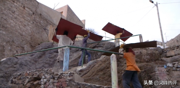 非洲父親花所有積蓄買25個鐵桶,為18歲兒子建了一間新房 非洲父親花所有積蓄買25個鐵桶,為18歲兒子建了一間新房