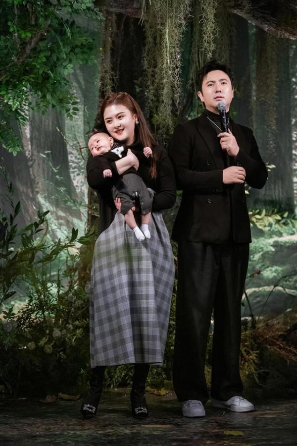 沈騰一家三亞度假，3歲兒子剃光頭氣質隨爹，父子海邊互動很暖心