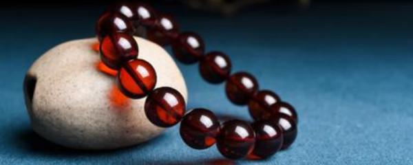 使用務優手電筒辨別真假血珀收藏知識