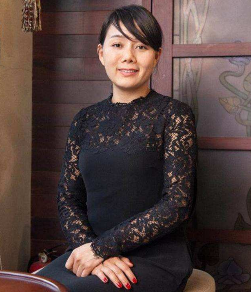 一個底層的服務員，到身價百億，小學文憑的她靠的是啥