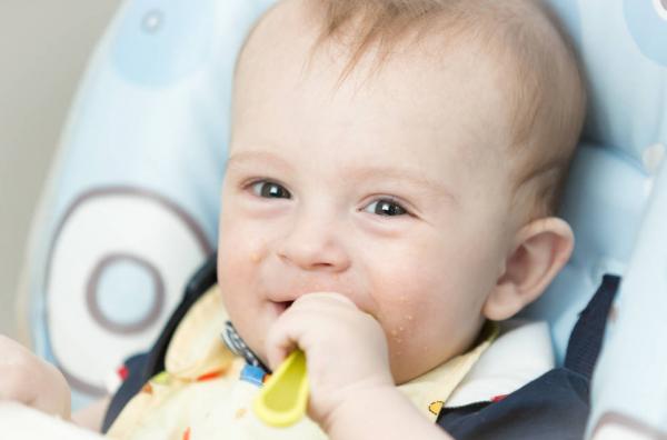 “媽媽，我要吃輔食了”，寶寶發出4個訊號，提示該新增輔食了