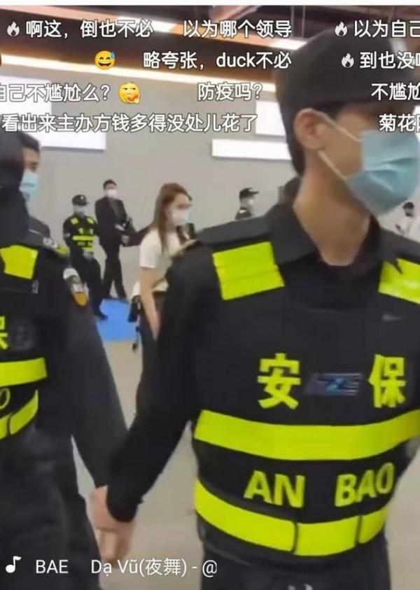 高圓圓也有架子了?出行僱幾十個保鏢陣仗大,濃豔打扮卻難敵老態 高圓圓也有架子了?出行僱幾十個保鏢陣仗大,濃豔打扮卻難敵老態