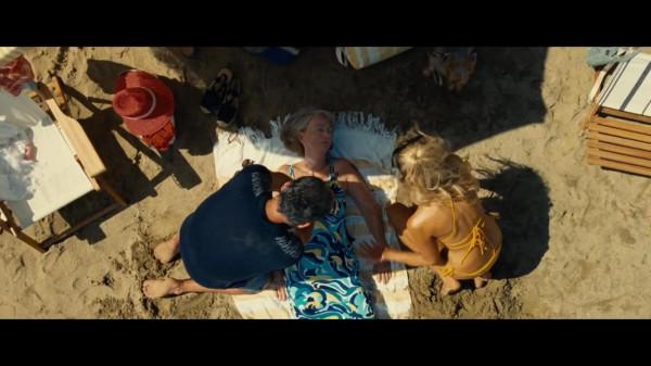 懸疑電影《老去》:濃縮生命的詭異海灘,讓度假變成度餘生 懸疑電影《老去》:濃縮生命的詭異海灘,讓度假變成度餘生