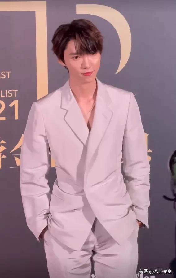 悅遊盛典:周筆暢腰腿顯粗,檀健次被拍成一米四,段奕宏氣場強 悅遊盛典:周筆暢腰腿顯粗,檀健次被拍成一米四,段奕宏氣場強