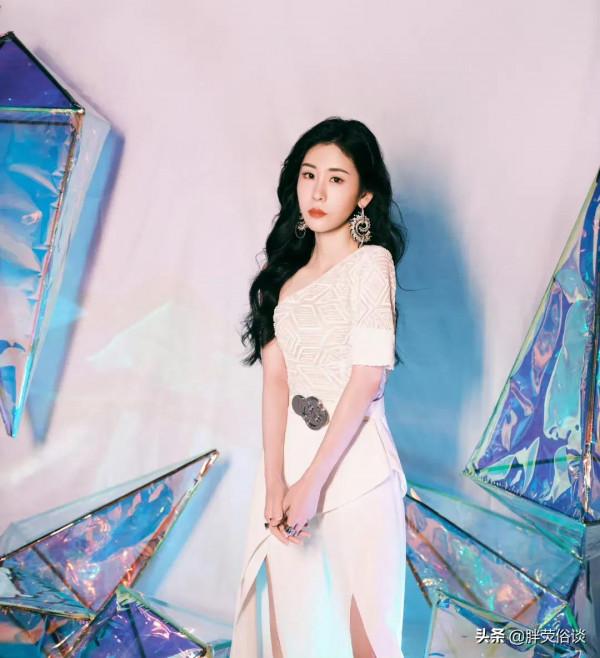 張碧晨一身現代裝很大氣，就是眼光不太好喜歡上了華晨宇