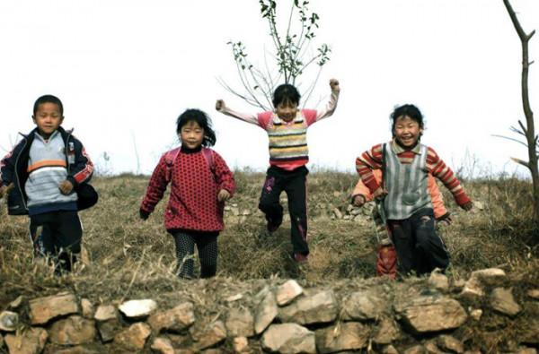 陳小合：出生就被拋棄，與年邁的養父母相依為命，為掙學費撿瓶子