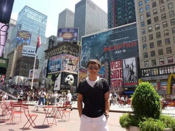 買二手衣服回家補、一張椅子用18年,這8位明星,有錢也沒亂花 買二手衣服回家補、一張椅子用18年,這8位明星,有錢也沒亂花