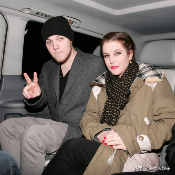 貓王妻子談教育：從不靠貓王！網友：你家“貓女”四婚四離