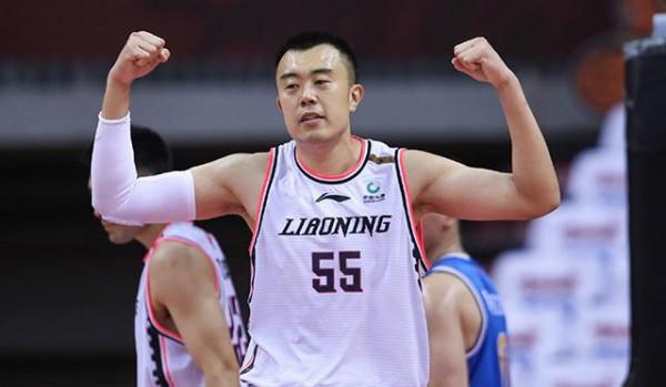 任駿飛肘擊韓德君被判普通犯規,楊鳴憤怒不已,甚至對著閆軍發飆 任駿飛肘擊韓德君被判普通犯規,楊鳴憤怒不已,甚至對著閆軍發飆