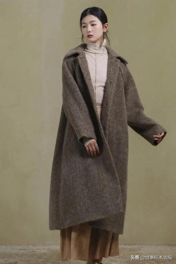 靜謐如大地的羊毛外套交織紋理的深調色系,如冬日的肌理 靜謐如大地的羊毛外套交織紋理的深調色系,如冬日的肌理