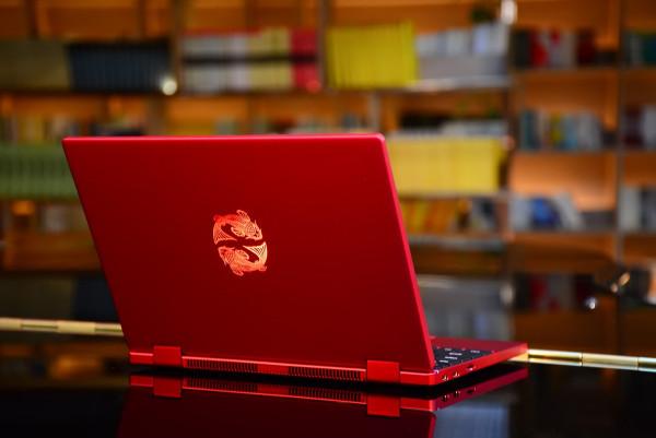 僅重770克，中國紅+錦鯉限量設計，國產10.1吋超小型膝上型電腦