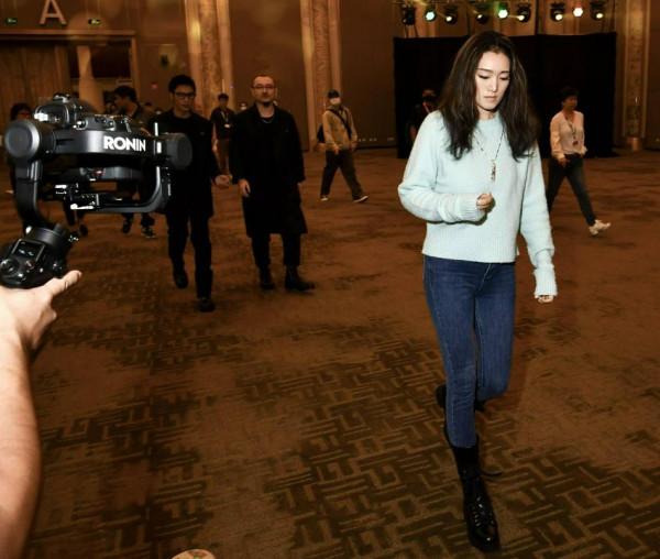 鞏俐北影節幕後花絮照曝光 造型簡單大方氣場強大