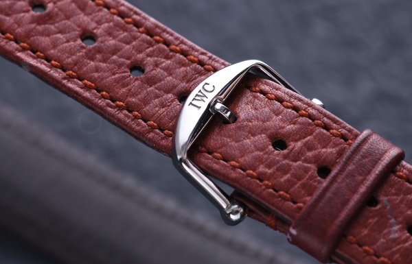 女表新選擇，看看IWC萬國首款配備雙圈錶帶的作品