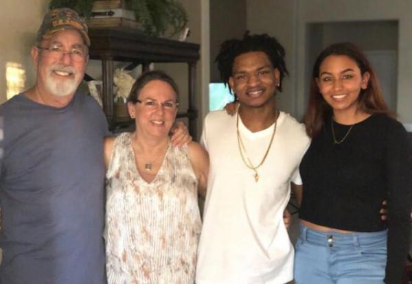 美國奶奶給孫子發簡訊發錯人 結果陌生男子6年間每年都來陪她過節 美國奶奶給孫子發簡訊發錯人 結果陌生男子6年間每年都來陪她過節