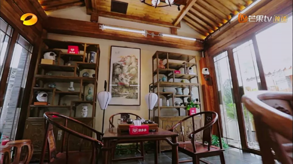王剛北京四合院曝光，齊白石畫和300年桌子，網友稱：現實版和珅