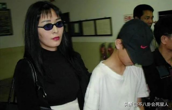 同一個明星爹，不同的媽，這5對星二代的生活差距，現實又扎心