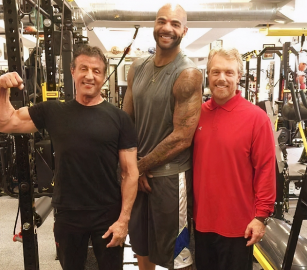 肌肉男敢跟NBA球星合影 真的是勇氣可嘉，至今沒有一個贏過