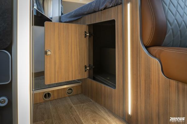 小額頭有兩張床,L型會客區滿足多人使用,新星新依途T600 小額頭有兩張床,L型會客區滿足多人使用,新星新依途T600