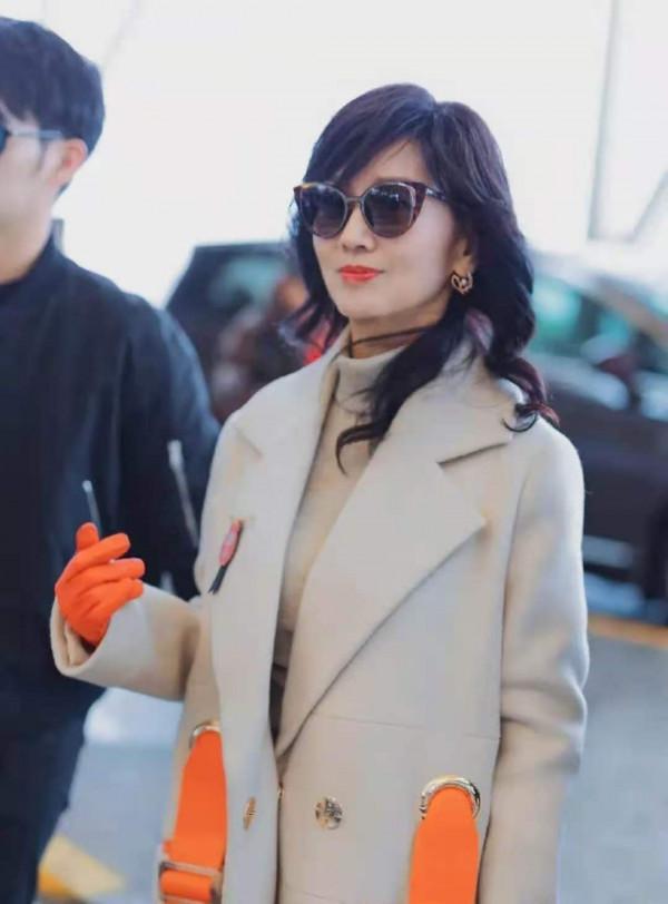 66歲的趙雅芝真時髦，穿米色大衣配&OpenCurlyDoubleQuote;洗碗&rdquo;手套，跟兒子像同齡人