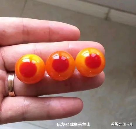 寶友，你看我撿的這顆綠松石，怎！麼！樣