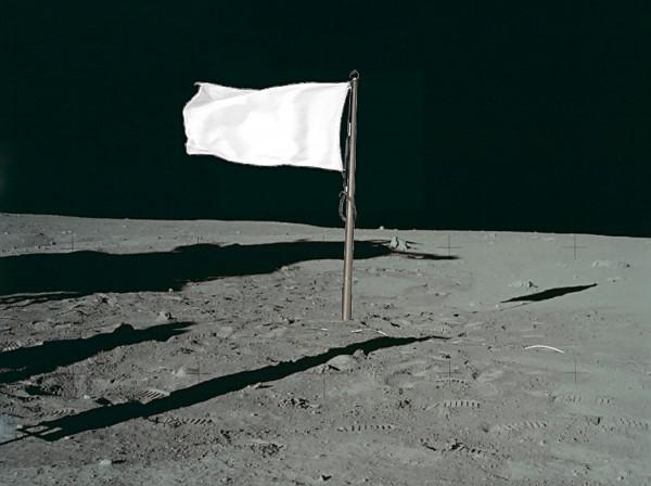 五星紅旗在月球升起，美國登月又被質疑，為什麼美國國旗在飄揚？