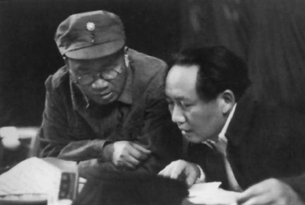 重慶談判時，每天抽50支菸的毛主席，被蔣介石評價：毛此人不可輕視