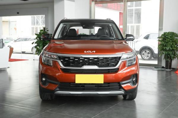 有顏又有料！合資SUV頂配才13.68萬，油耗5.4L，實拍起亞傲跑