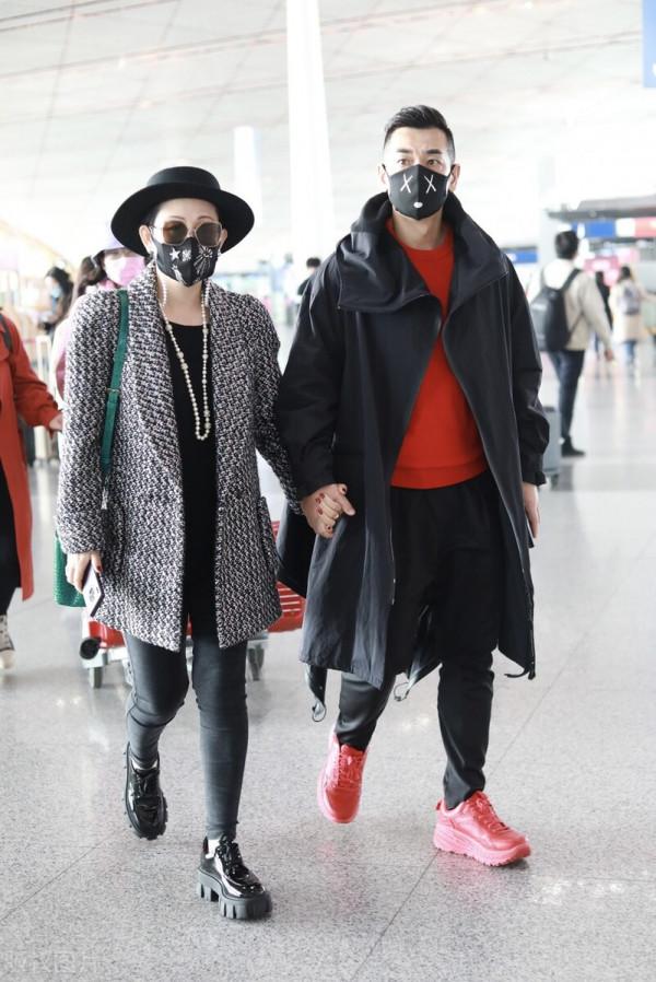 49歲趙文卓機場秀恩愛攜嬌妻張丹露十指緊扣超暖心