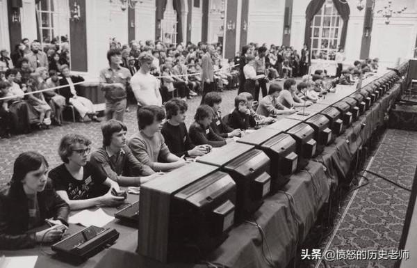 珍貴老照片：卑微的希特勒、豎中指的喬布斯、奧巴馬的全家福