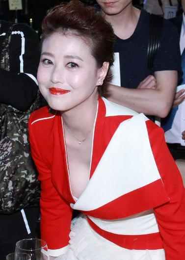 年過50的周海媚盡顯老態，這還是我們認識的周芷若嗎？