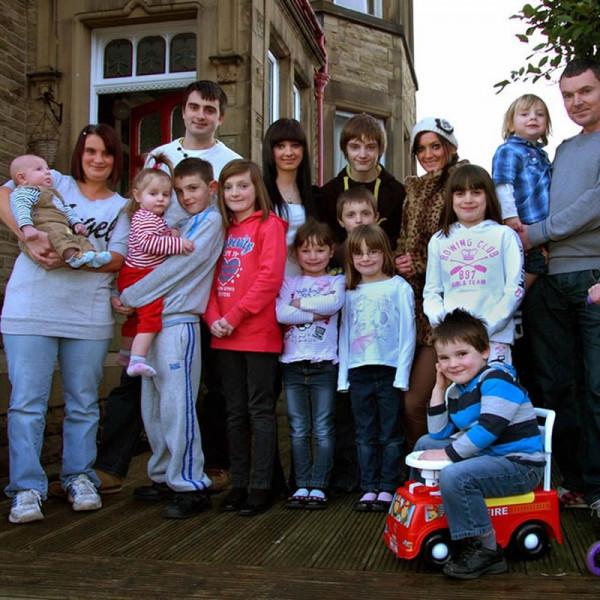 英國夫妻31年生下22個娃，現已有6個孫輩，晚年的快樂無法想象