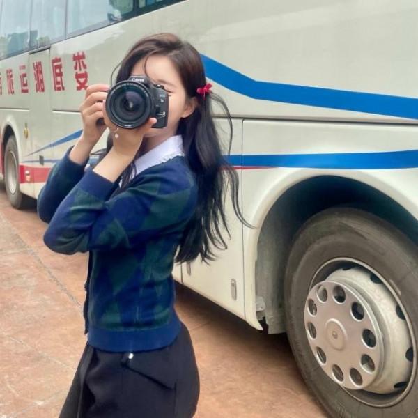 趙露思的“肉肉臉”挺吃香的，穿學院風套裝清純動人，越看越好看