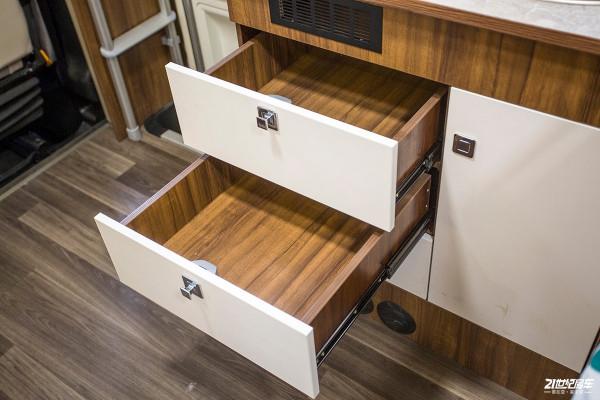 宇通新品，少見的佈局！適合三口家庭假期出遊的單拓展房車