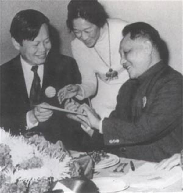 楊振寧回國後見到岳父杜聿明,稱呼“杜先生”,周總理迅速糾正 楊振寧回國後見到岳父杜聿明,稱呼“杜先生”,周總理迅速糾正