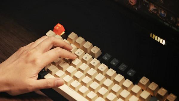 賤驢鍵鼠套裝：高顏值有RGB還能換軸，玩遊戲太香了