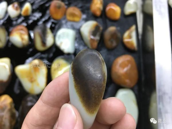 頂級白加黑,這些黑如漆油如脂的和田玉,青花都不如它美…… 頂級白加黑,這些黑如漆油如脂的和田玉,青花都不如它美……