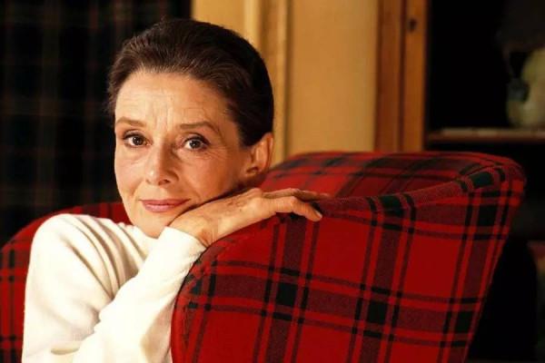 1953年，26歲的紀梵希第一次見到24歲的赫本，不婚不娶守護她46年