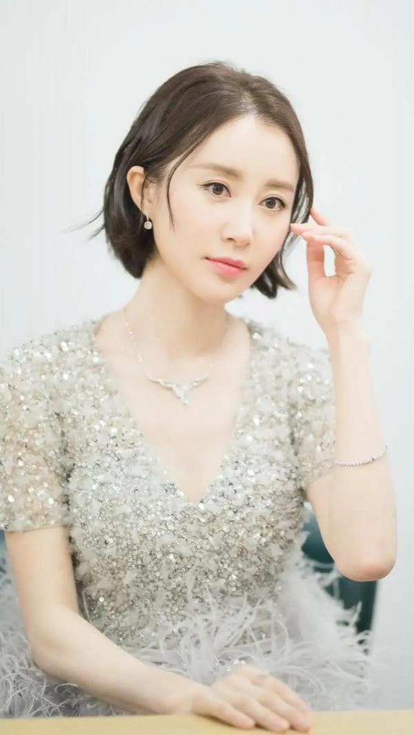 楊冪和王菲看了舒暢一眼也是自慚形穢，美得驚豔，美得冷豔