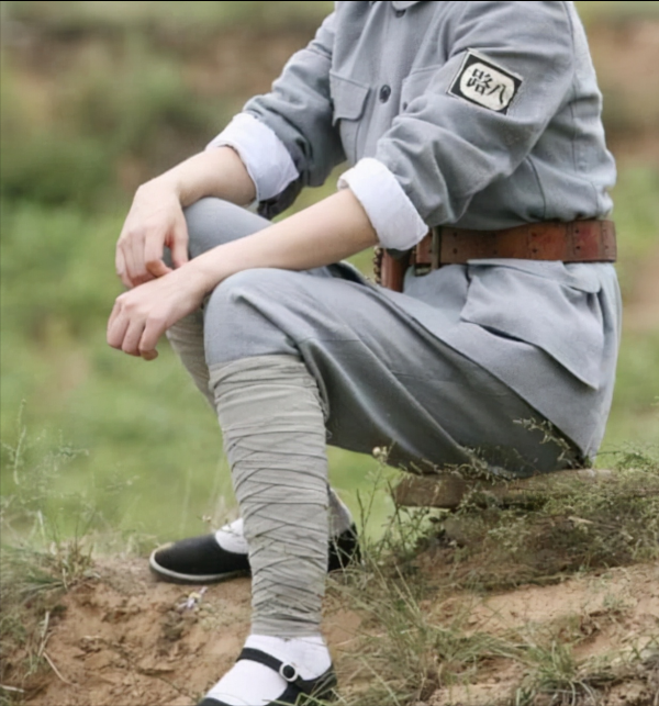 八路軍的綁腿那麼醜，為什麼還要綁！老兵：這是救命的東西