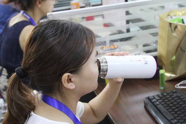 為什麼杯子裡的水隔一夜就不能喝，而桶裝水喝一個星期都沒事？