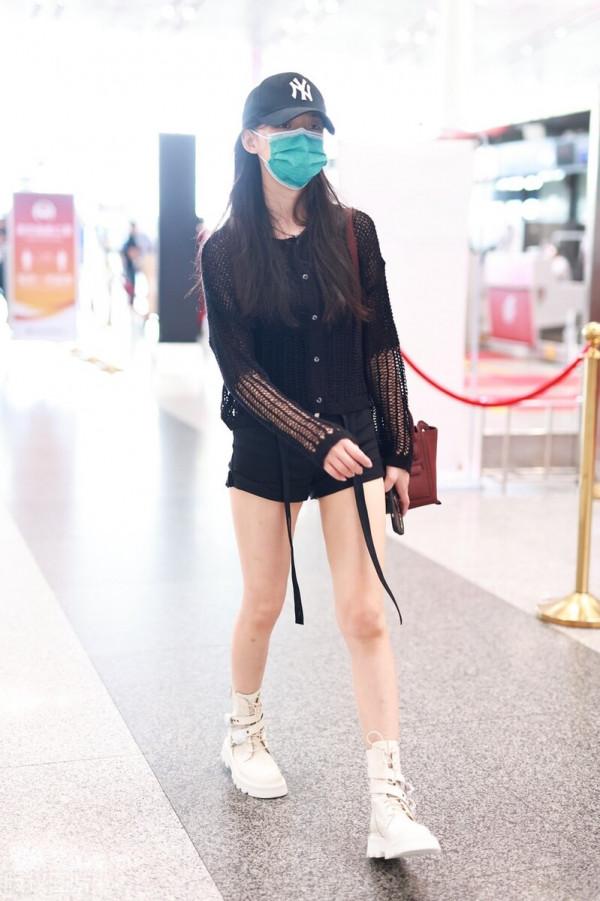 林允穿鏤空袖上衣搭配黑色短褲，腳踩白色運動鞋又酷又美