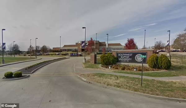 48歲媽媽盜用22歲女兒身份：上學、打工、戀愛、寄宿......